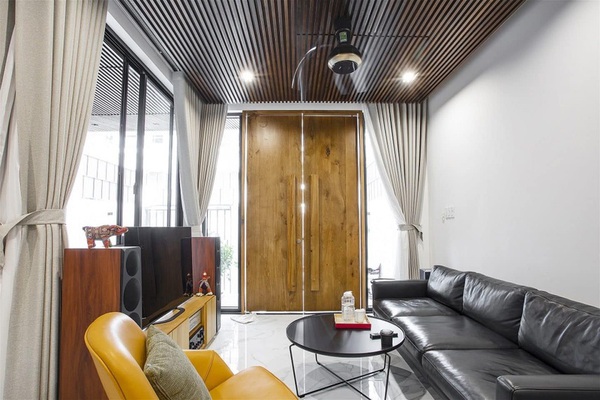 Không gian phòng khách được thiết kế tối giản, thiết kế 2 mặt cửa kính tạo cảm giác không gian trong phòng được nới rộng