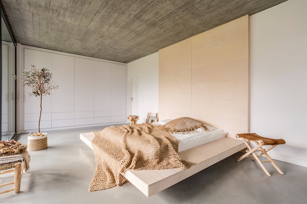Không gian phòng ngủ phong cách tối giản sử dụng chất liệu gỗ tự nhiên tạo nên không gian yên bình và thư giãn
