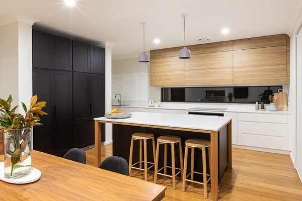 Không gian bếp tiện nghi với nhiều màu nâu đến từ các món đồ nội thất như tủ bếp trên, bàn ăn, ghế ăn, sàn nhà…