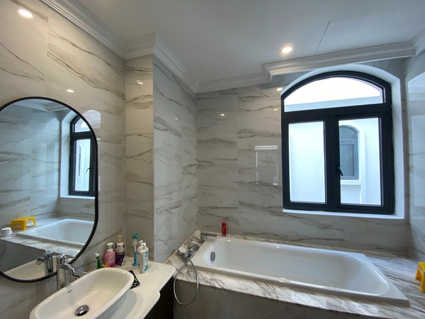 Phòng tắm có rất ít diện tích nhưng vẫn được thiết kế thoáng sáng với đầy đủ tiện nghi