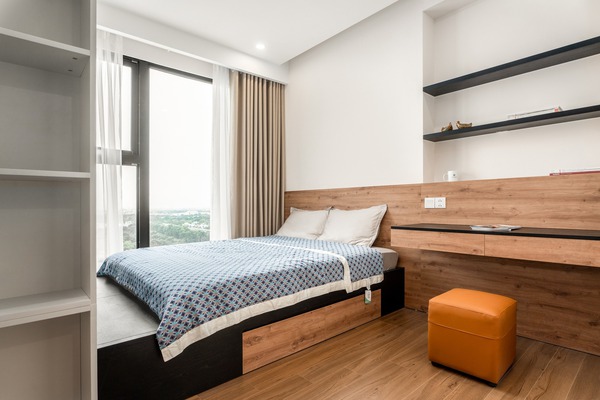 Phòng ngủ được bố trí gọn gàng với nội thất tối giản