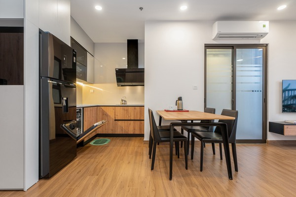 Tổ hợp phòng bếp và phòng ăn đầy đủ tiện nghi dù không gian tương đối hạn chế