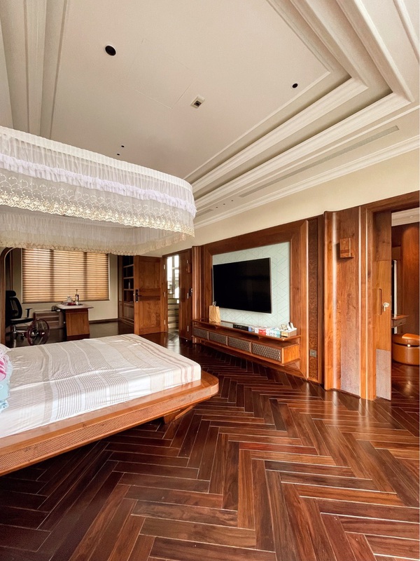 Phòng ngủ thoáng sáng tự nhiên, toát lên cảm giác ấm cùng nhờ sàn nhà và các món đồ nội thất chính đều làm bằng gỗ