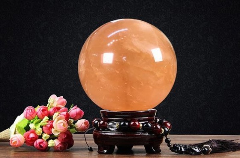 Chủ nhà mệnh Hỏa có thể sử dụng quả cầu phong thủy để trang trí nội thất, giúp đem lại nhiều may mắn, tài lộc