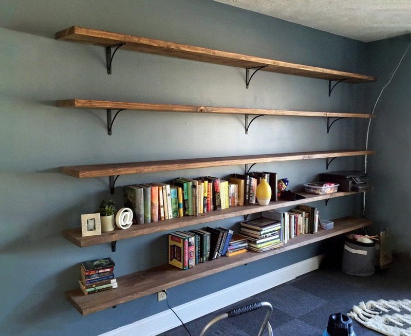 Nếu muốn tận dụng không gian sát tường, bạn có thể chọn những món đồ cao và gọn, như tủ sách, kệ trang trí.