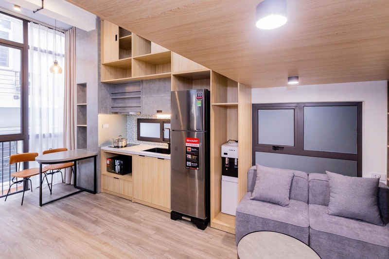 Không gian phòng bếp được thiết kế các hệ tủ sát trần, giúp mở rộng không gian lưu trữ và khu vực bếp ăn được bố trí cực kỳ tối ưu