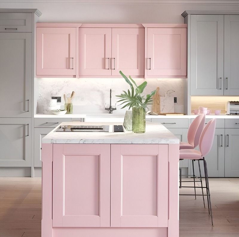 Chủ nhà mệnh Hỏa sử dụng màu hồng làm điểm nhấn cho không gian phòng bếp với các món đồ nội thất như tủ đựng đồ và ghế ăn