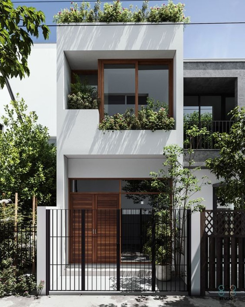 Nhà phố 2 tầng 5x20 với hệ cây xanh mát kết hợp với hệ thống cửa gỗ sang trọng, tạo nên một không gian thơ mộng, lãng mạn