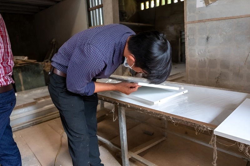 Kiểm tra sát sao tất cả các vật liệu đầu vào và đảm bảo tất cả các món đồ nội thất cần phải đúng so với bản thiết kế