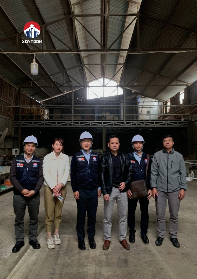 xay-to-am-mvc-tham-quan-xuong-san-xuat-go-cua-golden-gate-construction.jpg