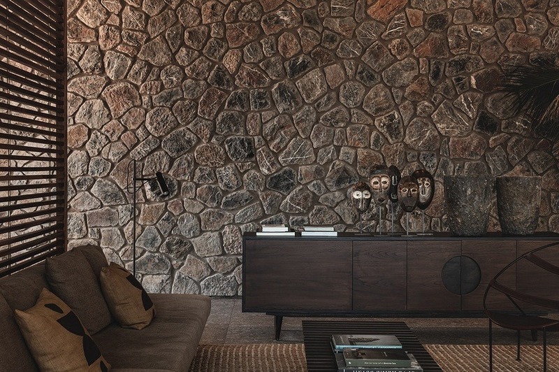 Một mảng tường đá đầy thú vị trong thiết kế nhà phong cách Rustic, bề mặt sần sùi thô ráp tạo cảm giác hoang sơ từ thiên nhiên