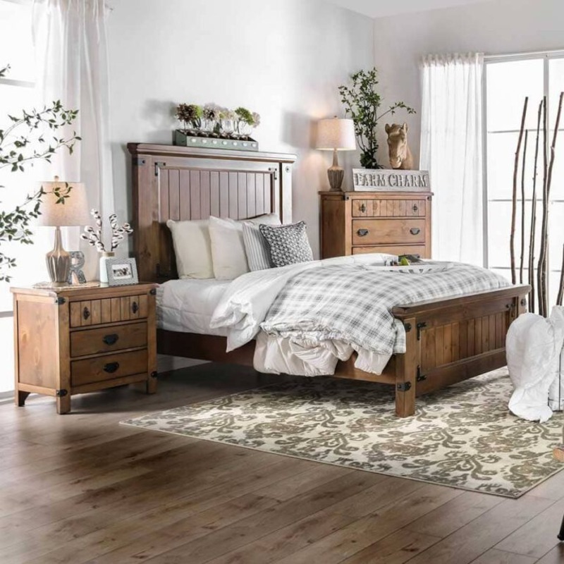 Phòng ngủ đón ánh sáng mang phong cách đồng quê thể hiện qua họa tiết trên chăn và các chi tiết trang trí trên thảm