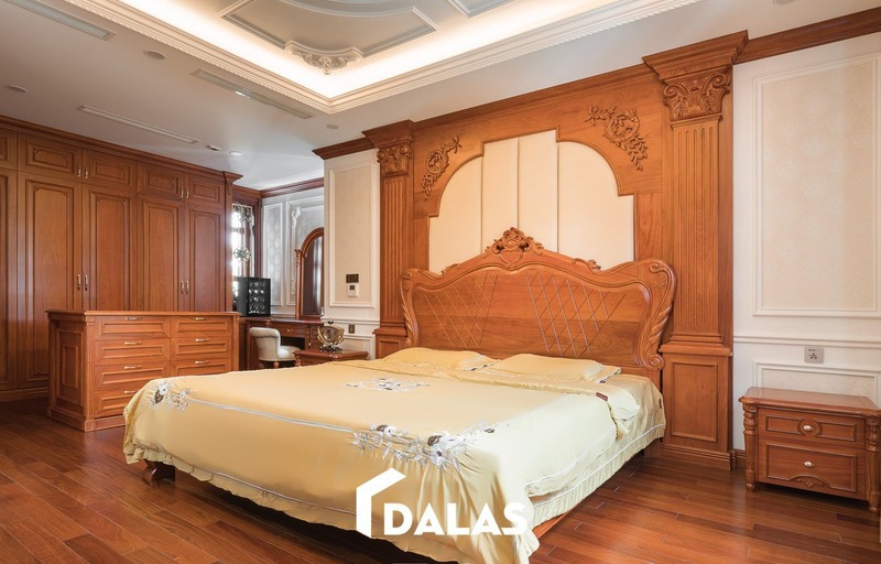 Căn phòng ngủ nhà phố 3 tầng tân cổ điển với thiết kế họa tiết trang trí độc đáo, cùng đồ nội thất bằng gỗ tạo nên một không gian lộng lẫy, quý phái